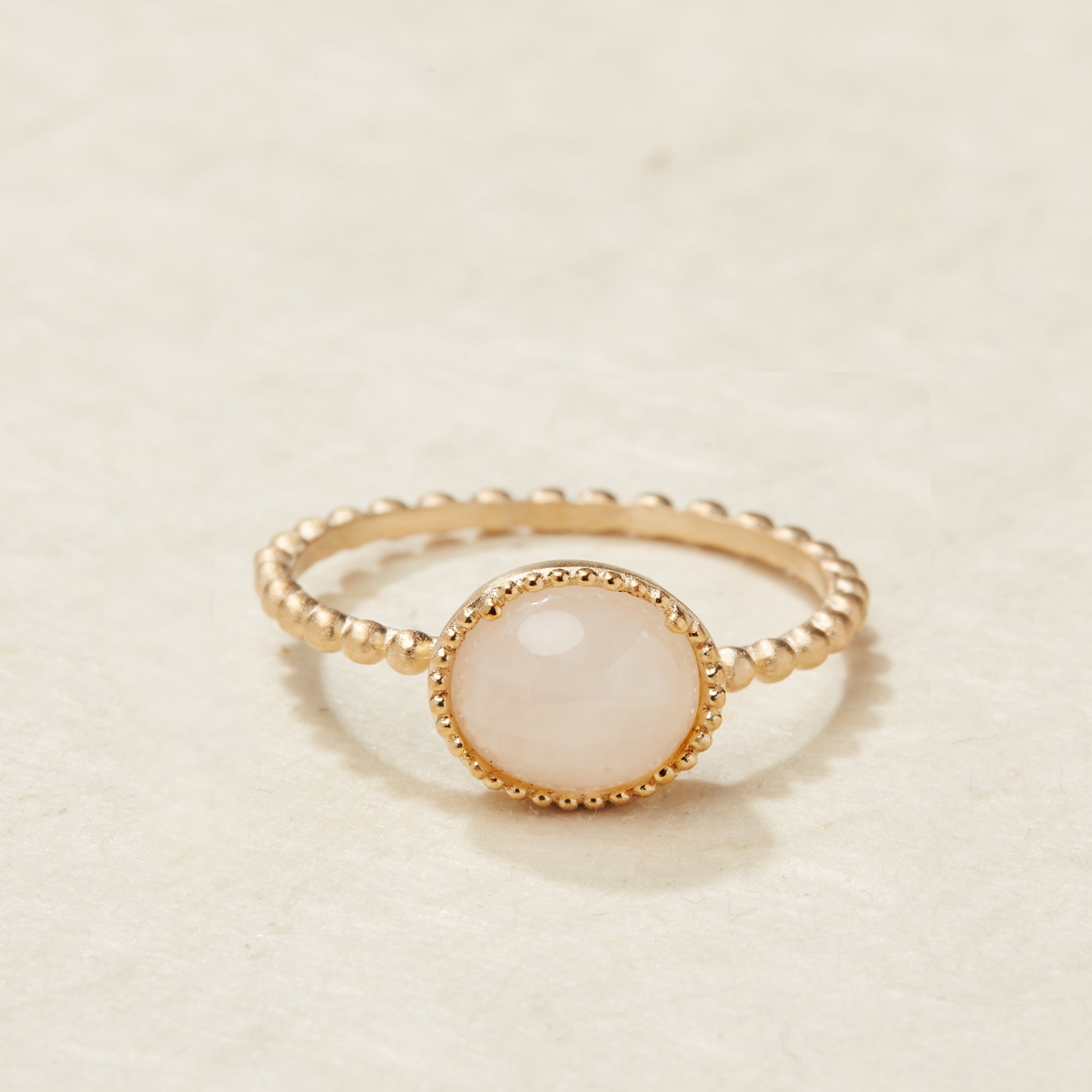 Bague perlée sertie de Quartz rose ovale en plaqué or - L'atout chic ...