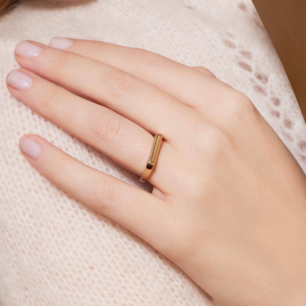Bague chevalière fine en plaqué or Simple et chic – Lucette Paris