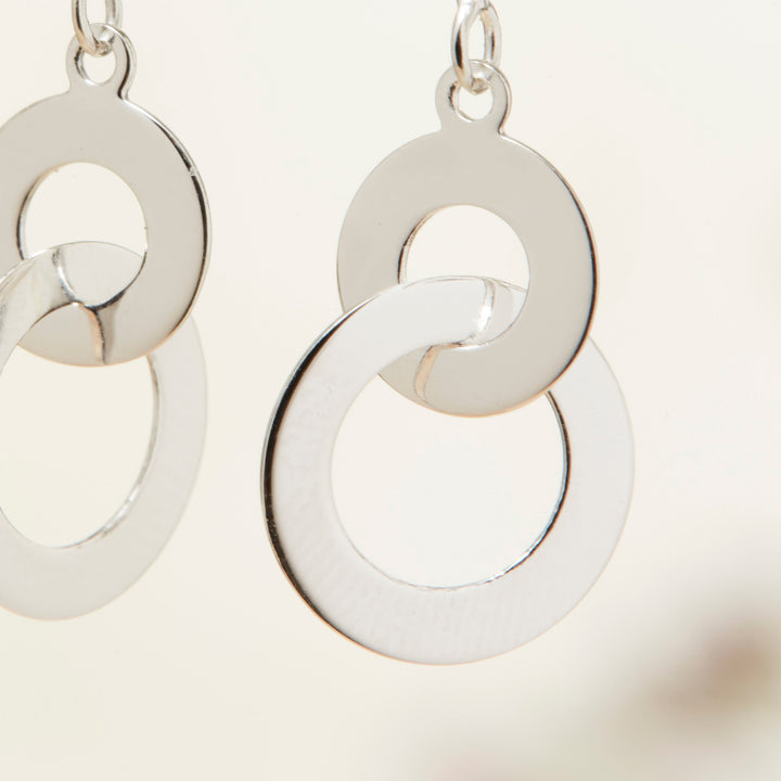 Boucles d'oreilles pendantes anneaux plats entrelacés en argent