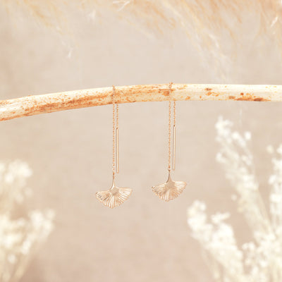 Boucles d'oreilles pendantes chaînes et ginkgo en plaqué or