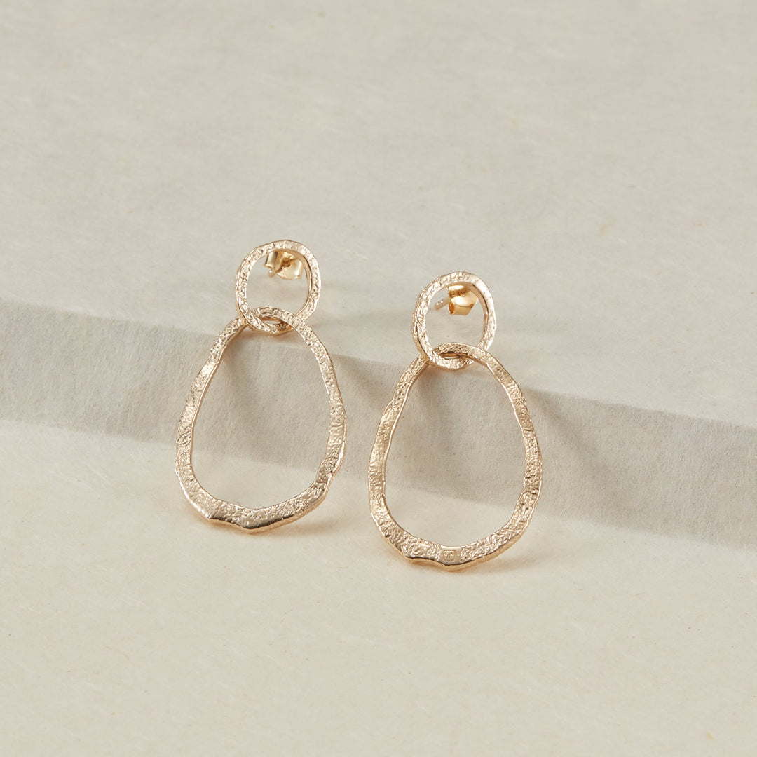 Boucles d'oreilles pendantes double anneaux martelés en plaqué or