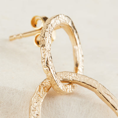Boucles d'oreilles pendantes double anneaux martelés en plaqué or