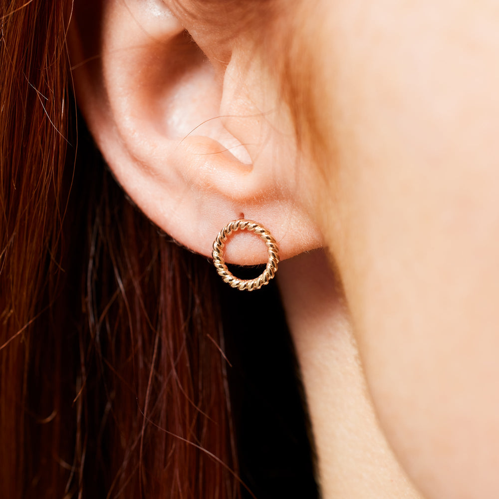 Puces d'oreilles plates rondes en plaqué or - Look minimaliste – Lucette  Paris