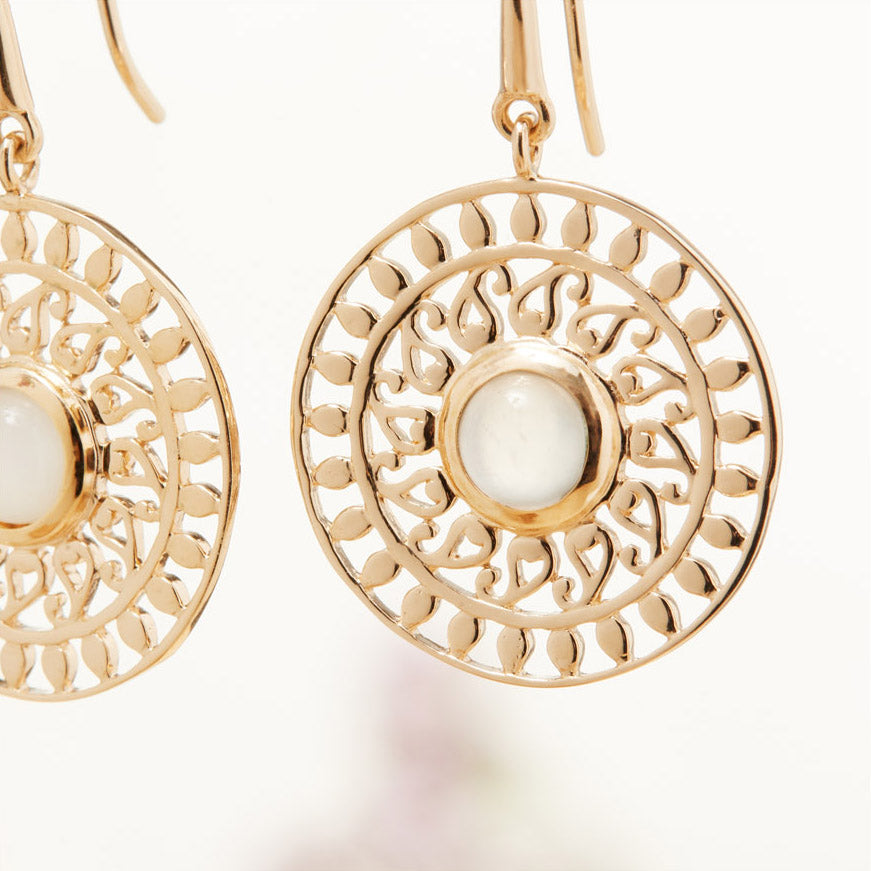 Boucles d'oreilles pendantes dentelle sertie de Pierre de Lune en plaqué or