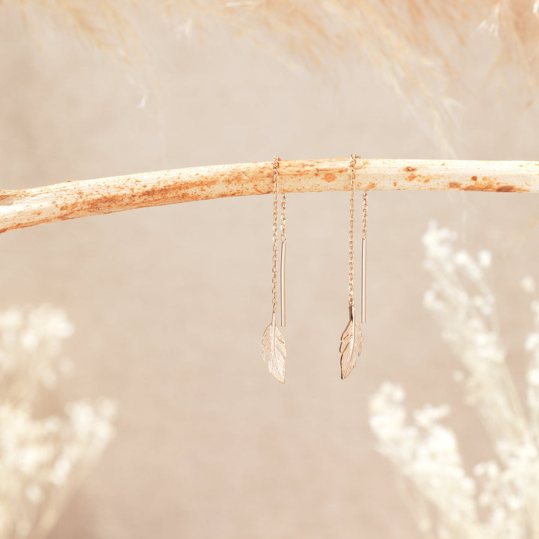 Boucles d'oreilles pendantes chaînes et plumes en plaqué or