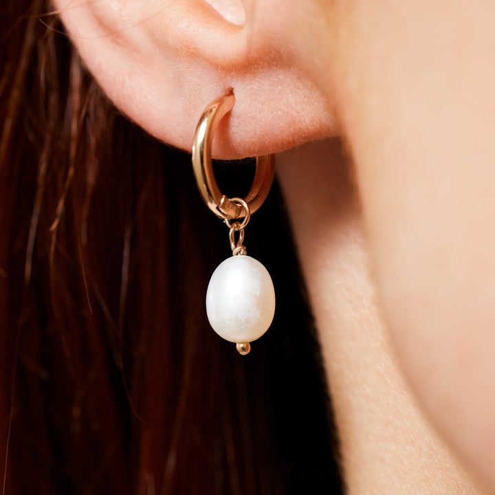 Mini créoles pendantes Perles Biwa en plaqué or