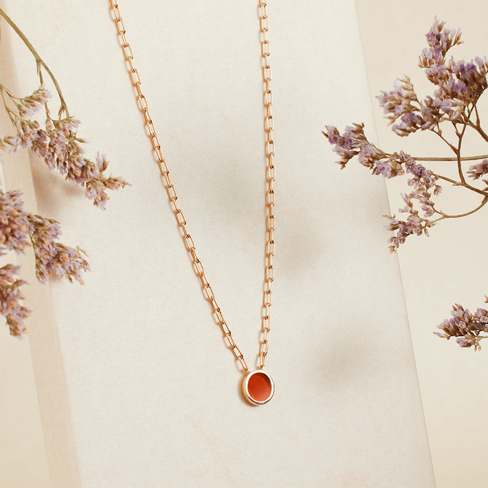 Collier petit pendentif serti d'Agate rouge en plaqué or