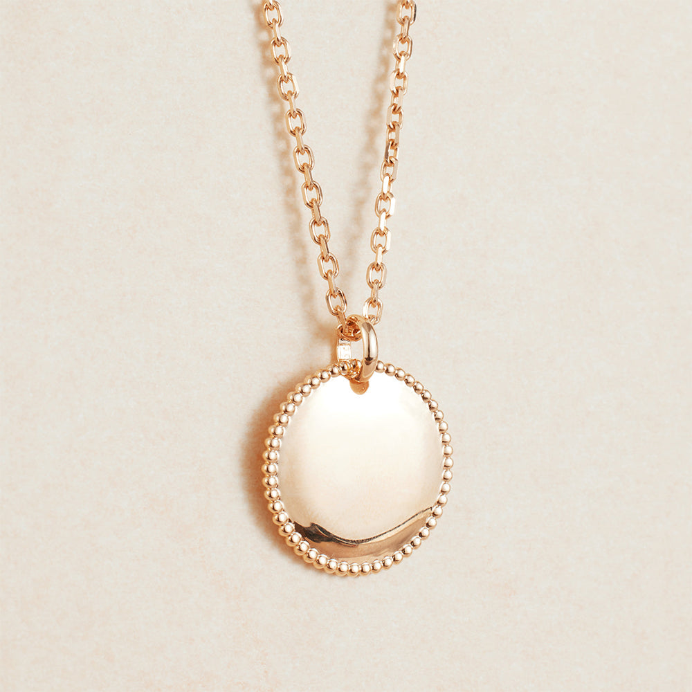 Médaillon brillant contour perlé en plaqué or